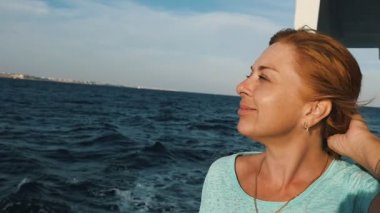 Gemi demiryolu Sharm El Sheikh slo-mo heyecanlı görünümünde bir neşeli sarışın kadının saçlarını bir demiryolu üzerinde güneşli günde Mısır'ağır çekimde eğilerek sırayla koyarak turistik gemide seyahat, smartening mutlu sarışın kadın