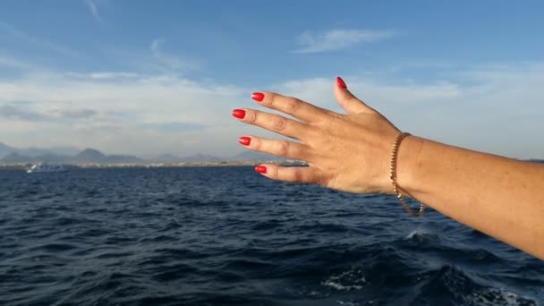 Kvinnlig Hand Sträcker Sig Till Det Öppna Havet Från Ett — Stockvideo