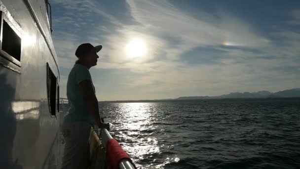 Mulher Impressionada Estibordo Navio Desfrutando Pôr Sol Slo Visão Impressionante — Vídeo de Stock