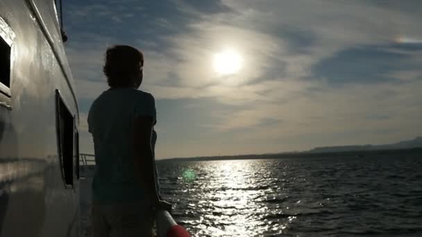 Γοητευμένος Γυναίκα Στέκεται Δεξιά Του Πλοίου Και Κοιτάζοντας Ηλιοβασίλεμα Slo — Αρχείο Βίντεο