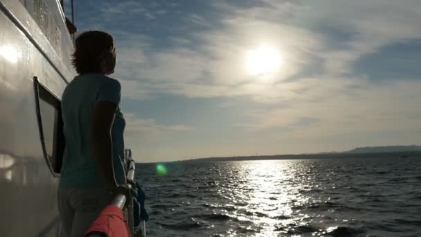 Gecharmeerd Vrouw Staande Scheepsvoorraden Stuurboord Kijken Naar Zonsondergang Slo Gorgeous — Stockvideo