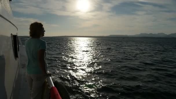 Mujer Encantada Pie Arco Del Barco Mirando Espléndida Puesta Sol — Vídeo de stock