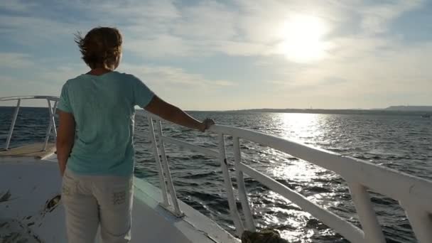 Donna Bionda Snella Piedi Sulla Prua Della Nave Guardando Tramonto — Video Stock