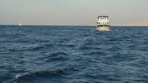 Gran Barco Turístico Flotando Sharm Sheikh Olas Azules Cámara Lenta — Vídeo de stock