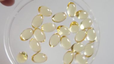 Yavaş hareket çarpıcı makro görünümü jöle bir stüdyoda bir cam yüzeyinde karıştırarak jöle damla parlayan slo-mo bir stüdyoda bir şeffaf cam yüzeyinde hareket bırakır. İyimser ve neşeli görünüyorlar.