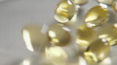 Köpüklü jöle globs ağır çekim neşeli makro görünümü jöle damla şeffaf cam yüzeyi slo-mo bir stüdyoda inişli çıkışlı bir stüdyoda bir cam yüzey üzerinde kayar. İyimser ve etkileyici görünüyorlar.