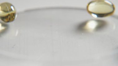 Neşeli jelly boncuk cam yüzeyi altın jöle Arty görünümünü yavaş çekimde bir stüdyoda atlama damla oynamak ve şeffaf cam yüzeyi slo-mo bir stüdyoda atlama. Onlar neşeli ve iyi bakmak.