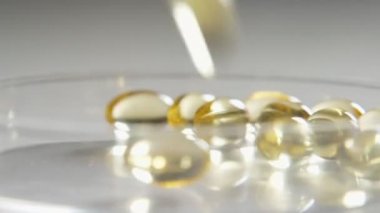 Altın jöle yavaş yavaş çekimde bir stüdyoda crystaline Cam yüzeyinde yuvarlanan altın jöle Kristaller muhteşem manzarası bir stüdyoda bir cam yüzeyinde hareket bırakır. Sanatsal ve güzel görünüyorlar.