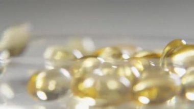 Parlak boncuk cam yüzeyi yavaş yavaş çekimde bir stüdyoda crystaline Cam yüzeyinde karıştırarak su altın damla harika manzarasını düşen su. Gösterişli ve güzel görünüyorlar.