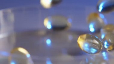 Boncuk mavi cam yüzeyi köpüklü ağır çekimde bir stüdyoda bir mavi cam yüzeyinde yuvarlanan su damlaları görünümünü heyecanlı ağır çekimde düşen su parlayan. Altın genel gibi görünüyorlar.