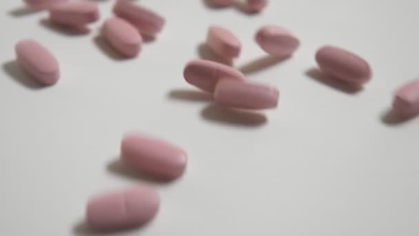 Vitamina Doce Pílulas Jogando Girando Movendo Mesa Branca Slo Cheery — Vídeo de Stock