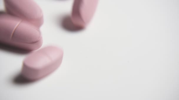Витаминные Таблетки Играют Танцуют Кружатся Белом Столе Замедленной Съемке Смешной — стоковое видео