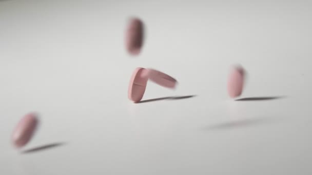 Розовые Таблетки Скольжения Танцы Хипповые Движения Белом Столе Замедленной Съемке — стоковое видео