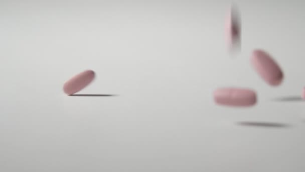 Roze Tabletten Rollen Shot Dansen Onderhoudend Een Witte Tabel Langzame — Stockvideo