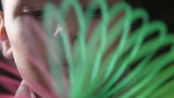 Roeren Kunststof Regenboog Slinky Met Een Vrolijke Kinderachtig Gezicht Slowmotion — Stockvideo