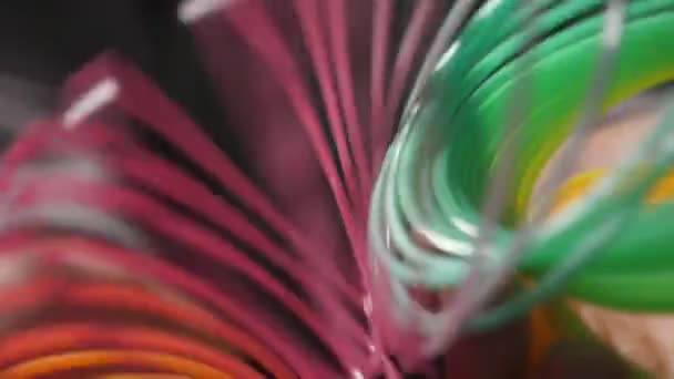 Verschillende Kringen Van Een Kleurrijke Kunststof Regenboog Slinky Verplaatsen Vrolijke — Stockvideo