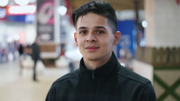 Jovem Adolescente Sentado Grande Shopping Com Colarinho Levantado Sentindo Frio — Vídeo de Stock