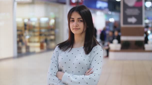 Mulher Morena Glamour Sorrindo Shopping Com Pessoas Câmera Lenta Vista — Vídeo de Stock