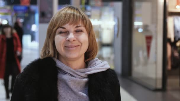 Mujer Feliz Parada Centro Comercial Con Gente Cámara Lenta Vista — Vídeo de stock