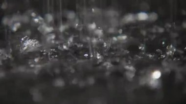 Yavaş hareket etkileyici bir volkan gibi büküm siyah beyaz su rill görünümünü yanardağ lav gibi sürünen muhteşem siyah beyaz su yıkanmak köpüklü ve noktalar slo-mo göz kamaştırıcı. Sıra dışı görünüyor.