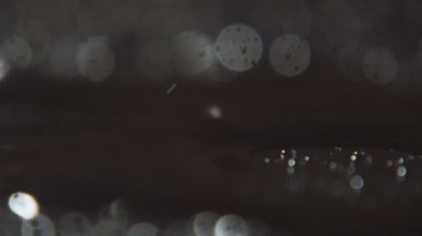 Yavaş ilerleyen bir volkan gibi siyah ve beyaz su akışı harika manzarasını yanardağ lav gibi sürünerek fairylike siyah ve beyaz su yıkanmak ağır çekimde yanıp sönen ve beyazımsı noktalı. Peri masalı görünüyor.