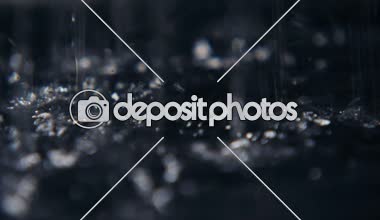 Yağmurlu su bir mağara aydınlatma mistik sıçramalarına slo-mo yağmurlu boncuk sihirli siyah gölgeler yavaş hareket ile bir mağara Arazi doldurma patlama görkemli makro çekim siyah noktalar ile arazi. Gizemli bir ruh hali oluşturur