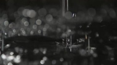Yağmurlu su slo-mo efsanevi makro garip noktalar ile mağara kara parlayan muhteşem noktalar yağmurlu noktalar göz kamaştırıcı siyah gölgeler yavaş hareket ile bir mağara kara kapsayan parlayan vurdu. Bir büyü ve sanat konusunda hava atan ruh oluşturur.