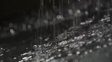 Yağmurlu su yağmurlu ışıltılı slo-mo soyut makro çekim garip noktalar ile mağara Arazi doldurma fairylike lekeler bırakır yavaş çekimde parıldayan Siyah gölgeli bir mağara toprak kapsayan. Esrarengiz bir ruh hali oluşturur.