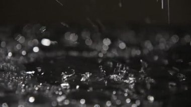 Mağara toprak ile makro çekim parlayan yağmurlu ağır çekimde parıldayan siyah gölgeler bir mağara yüzeyle sıçramasına damla slo-mo Fairytale garip noktalar kapsayan yağmurlu su sıçramalarına soyut. Gizemli bir ruh hali oluşturur.