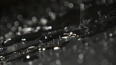 Parlak siyah ve beyaz su heyelan siyah beyaz su akışı ile yanıp sönen ve noktalar ağır çekimde parıldayan bir heyelan gibi ilerleyen harika manzarasını yavaş çekimde gibi hareket. Gizemli görünüyor