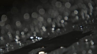 Siyah ve beyaz su slo-mo siyah beyaz su yüzeyinde bazı kaba ve vahşi gri yavaş yavaş yavaş sürünen mistik makro çekim bazı kaba yüzeyini örten yanıp sönen. Esrarengiz görünüyor.