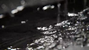 Parlak siyah ve beyaz su yanardağ lav çarpıcı görünümü siyah beyaz su yavaş çekimde gibi hareket yavaş çekimde ışıltılı ve beyazımsı noktası olan bir volkan yıkanmak gibi akan bırakır. Fütüristik görünüyor