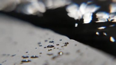 Soyut siyah beyaz su taşıma ve yavaş hareket Amazing görünümü parlak ve beyaz lekeler yavaş hareket ile erimiş metal gibi seyir siyah ve su boncuk pırıl pırıl bırakır. Sanat konusunda hava atan görünüyor.