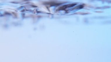 Havadar su kabarcıklar ve yavaş hareket yukarı ve aşağı su sıçramalarına iplik muhteşem çekim sanatsal oyun su sıçramalarına ve soyut güzellik, iyimserlik ve vahşi doğa ruh ağır çekimde şekillendirme bubbles