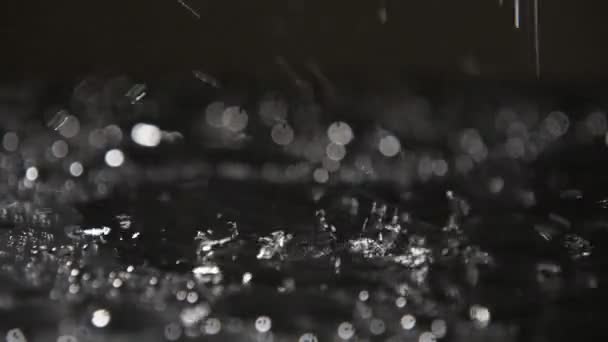 Абстрактные Брызги Дождливой Воды Покрывающие Пещерную Почву Странными Точками Замедленной — стоковое видео