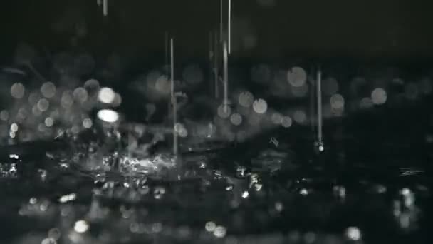 Gotas Abstractas Agua Lluvia Que Cubren Suelo Negro Con Manchas — Vídeo de stock