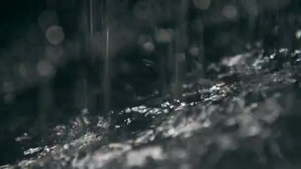 Grânulos Água Chuvosa Cobrindo Superfície Escura Com Pontos Brilhantes Câmera — Vídeo de Stock