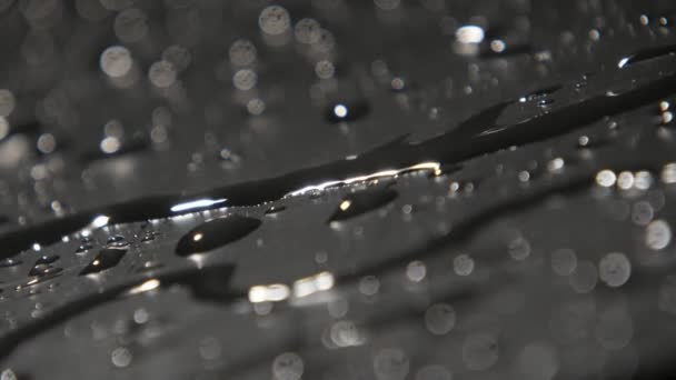 Тонкая Ручка Дождевой Воды Ползущая Среди Брызг Замедленном Движении Изумительный — стоковое видео