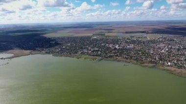Hava su parlayan ile Dnipro bankanın, petite evler, yaz pastoral kuş bakışı, köpüklü su, büyük alanlar, küçük evleri ve bulutlu mavi gökyüzü ile Dnipro riverbank mavi gökyüzünde yaz aylarında