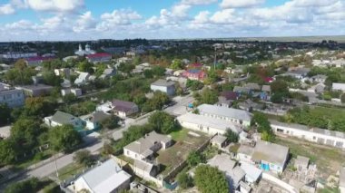 Yaz güzel kuş bakışı Ukrayna Güney uzun ülke binalar, küçük özel evler ve yaz aylarında yemyeşil parklar ile büyük bir şehirde, binalarda ülke ile Ukrayna yeşil bir şehrin hava atış