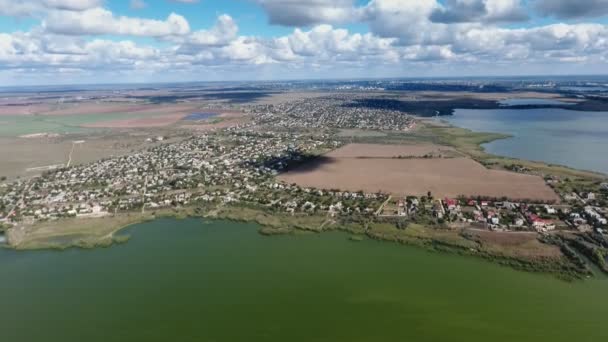 Dnipro 堤防上空中 在夏季 用耀眼的水 蓝天看到了 Dnipro 河岸与三角地区 大田野 娇小的房屋和夏季多云的天空 — 图库视频影像