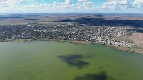 Antenne Des Dnipro Ufers Mit Grünem Wasser Winzigen Häusern Dunklen — Stockvideo