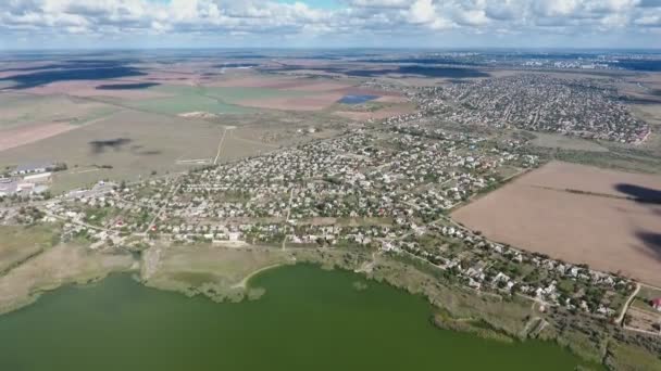 Antenne Des Dnipro Ufers Mit Dunklem Wasser Winzigen Häusern Blauem — Stockvideo