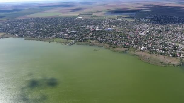 Luftaufnahme Des Dnipro Ufers Mit Grünem Wasser Und Vielen Häusern — Stockvideo