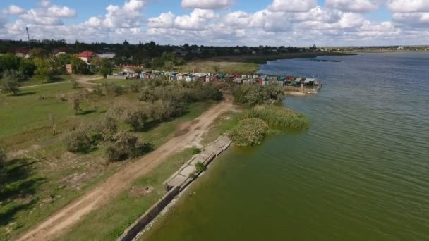 Luftaufnahme Vom Ufer Des Flusses Dnipro Mit Parkplatz Für Motorboote — Stockvideo