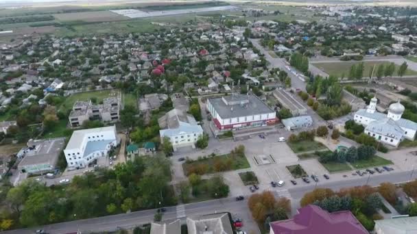 乌克兰一个拥有大型行政大楼的大城市在夏天的空中镜头华丽的鸟图乌克兰南部的一个大城市 拥有大型行政大楼 舒适的私人住宅和绿地 — 图库视频影像