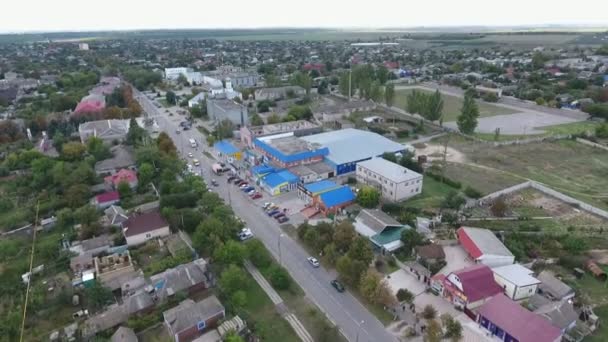 Vue Aérienne Une Autoroute Traversant Une Ville Avec Des Entrepôts — Video