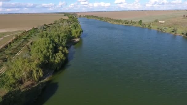 Luftaufnahme Des Flusses Dnipro Mit Grünen Ufern Und Ausgedehnten Feldern — Stockvideo