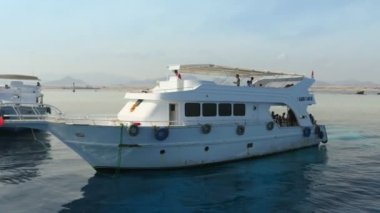 Sharm el Sheikh, Mısır - October24, 2018: güneşli bir günde bir sahil Şarm-El-Sheikh Mısır'daki bir iskeleye devam güzel bir beyaz gemi muhteşem manzarası. İlham verici görünüyor.