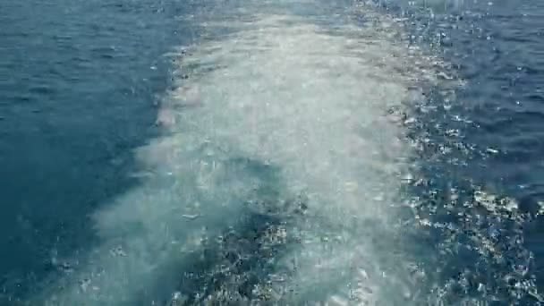 長い泡沫水路バブル水夏にエジプトで動きの速いモーター ボートを次の点滅と長い泡沫状水路の陽気なビュー モーター ボートの後ろの白い水しぶきいっぱい — ストック動画